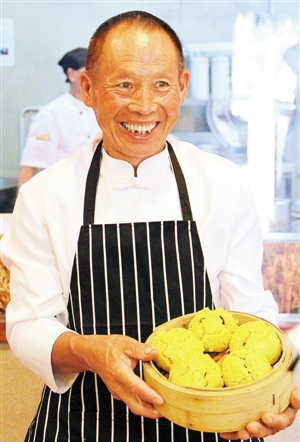 黄老汉鹏城叫卖"黄馍馍"