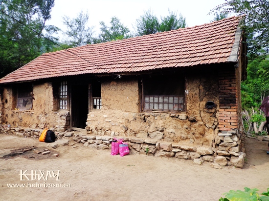 黄金玲家60年代的土坯房.石峥 摄