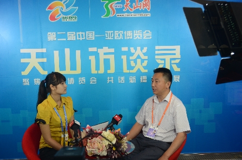 伊宁县县长刘承志(右)做客天山网《天山访谈录》 摄影:记者宋歌