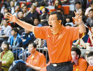 主教练范斌在指挥比赛.