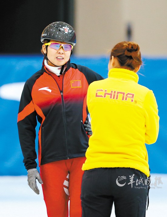 王蒙(左)和教练李琰正在讨论,表情轻松  新华社照片