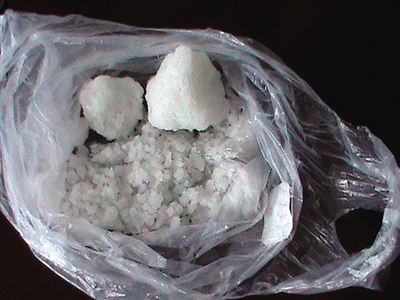 被查获的有毒豆腐皮和硼砂. 警方提供