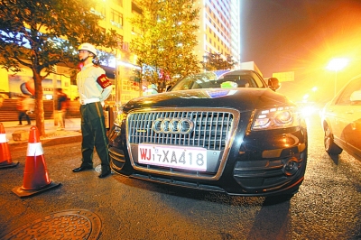 崭新的奥迪q5轿车斜着停在沿江大道武汉关门前