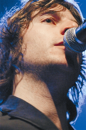 麦斯米兰:喜欢坐在离观众最近的地方 喝着啤酒,唱忧郁的流行赞美诗