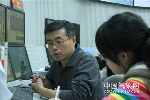 校园 中央气象台首席预报员孙军.谢忠军摄影 记者:孙首席,您好.