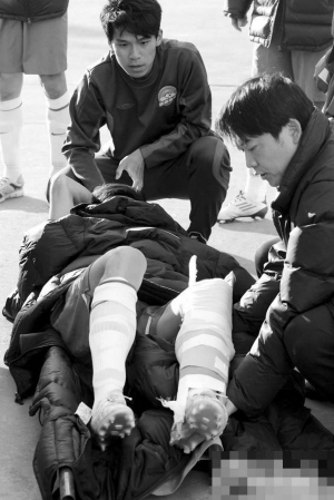 陆峰躺在担架上