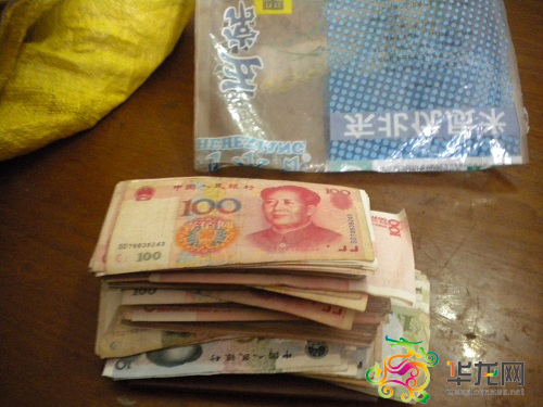 重庆一男子存款突发精神病撒钱 四万元撒落道旁被收回