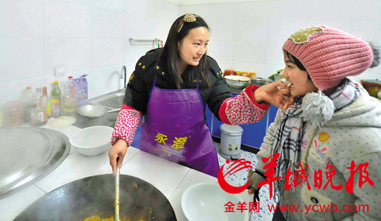 周玉阳妻子在家忙着给孩子们做饭吃,她正让一个孩子尝土豆片