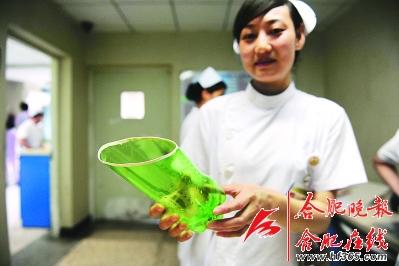 護士用廢棄飲料瓶自制女士小便器女站立式小便池正確使用姿勢示範藝術