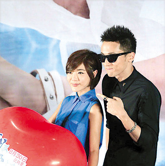 邓家佳鼓动粉丝胸袭王传君