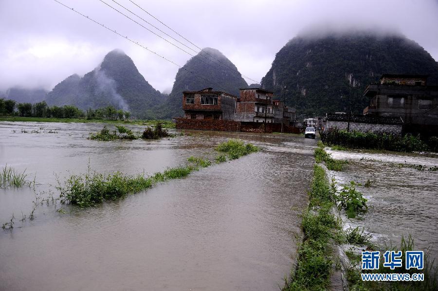 广西罗城暴雨引发山洪组图