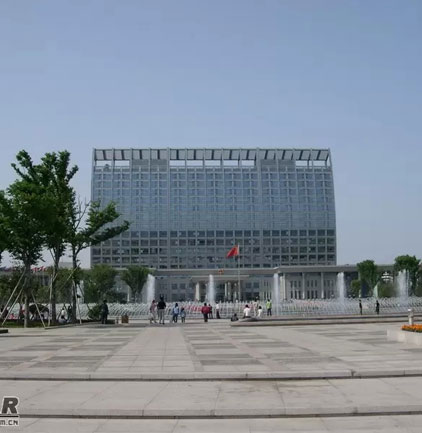 令人感叹              宁波市北仑区的新区政府大楼,门前是大片的