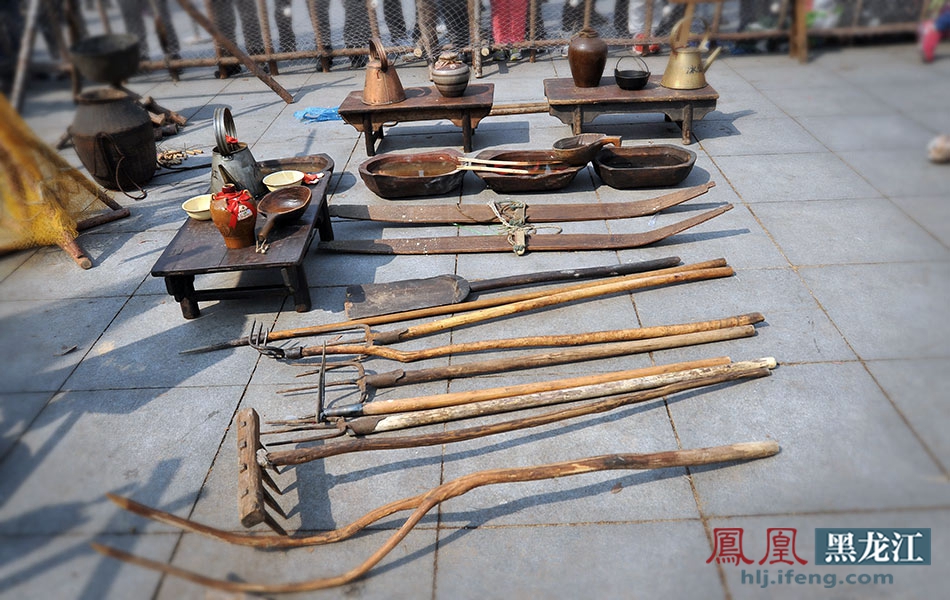 捕鱼的各种工具有十余种,各种木叉铁叉摆放在一起.