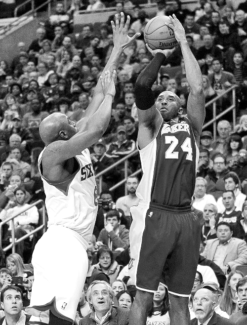 科比在比赛中疯狂投篮 新华社发