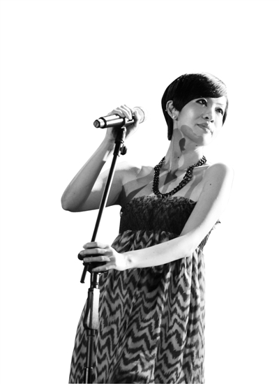 陈珊妮戴上耳机让自己掉进宇宙