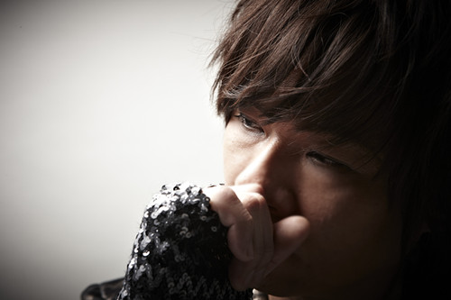 有着"铁肺王子"之称的台湾歌手杨培安,近日推出全新ep《永远不回头》