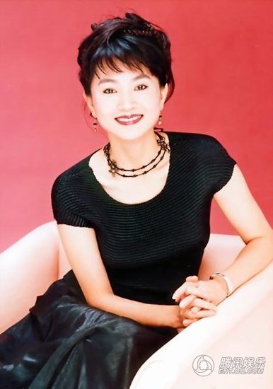 台湾"帽子歌后"凤飞飞生平介绍