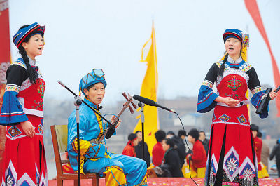 湖北省五峰土家族自治县的演员在展演《五峰南曲.