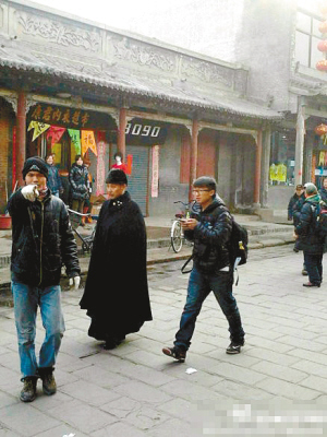 冯小刚今日到渝 陈道明造型曝光