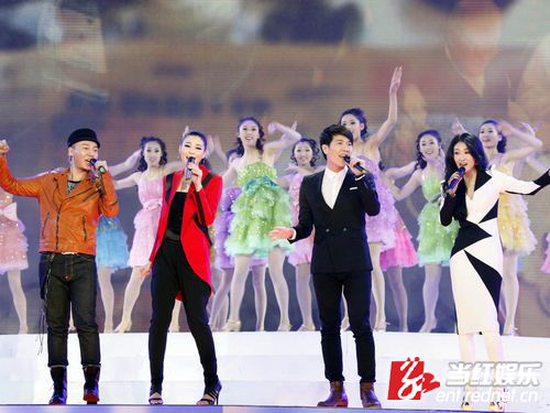 心连心讴歌雷锋精神曹芙嘉再度演绎相亲相爱