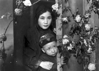 孙栋光是导演孙瑜的儿子,他在《武训传》中演7岁的小武训.