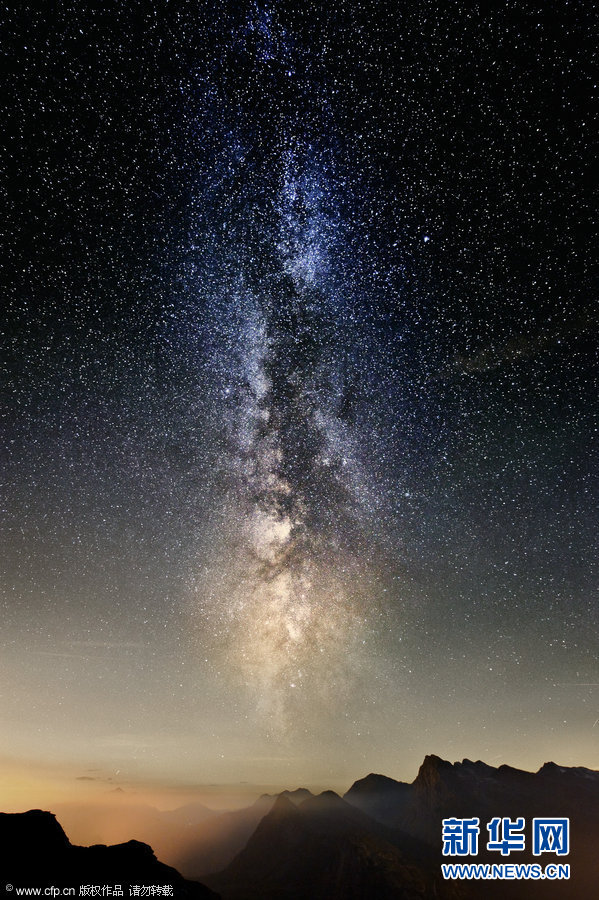 摄影师捕捉山顶上空银河美景