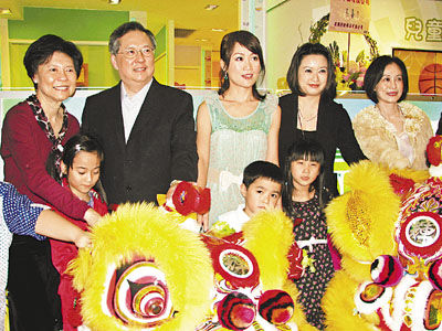 梁小冰及杨羚担任一儿童家具店开幕嘉宾