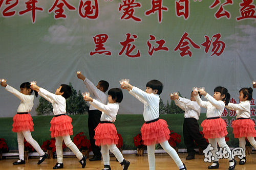 听障儿童表演手语舞蹈《感恩的心》.东北网记者 印蕾 摄