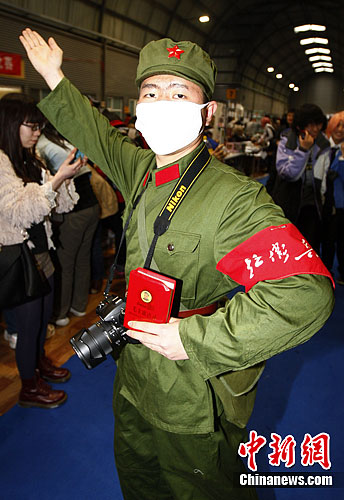 图为一位身穿红卫兵服装的动漫迷吸引了观众的目光