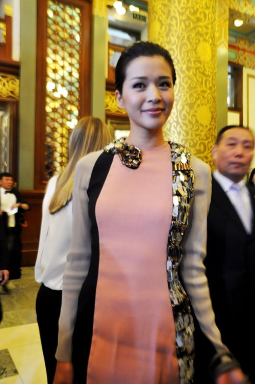 [秀场]王海珍短发蛇衣 "酷熟女"形象亮相