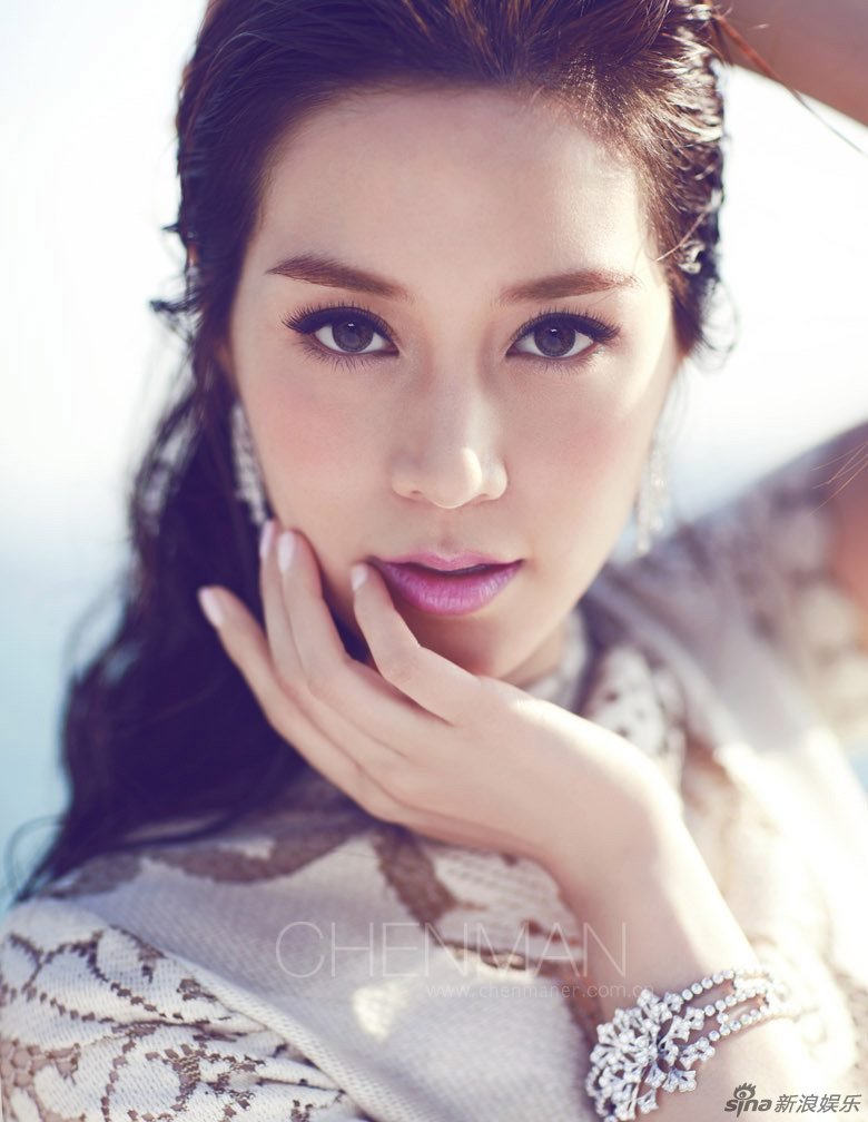 微博studiosix曝光了徐子淇为香港《elle》五月号拍摄的封面.