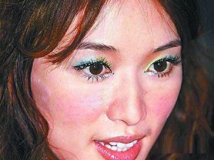 林志玲香港出席活动脸颊红肿紧绷无表情组图