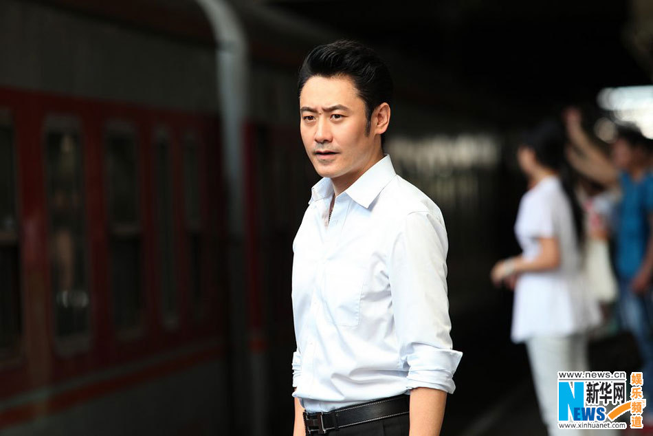 吴秀波《心术》休闲look 招牌式笑容阳光讨喜(图)