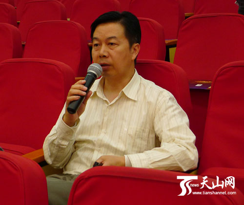 中央民族乐团团长席强在每场演出前都会早早来到现场,让演奏者们弹奏