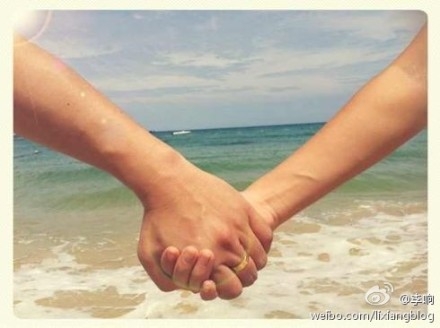 李响晒戴戒指牵手照 单方面公开与孙骁骁恋情