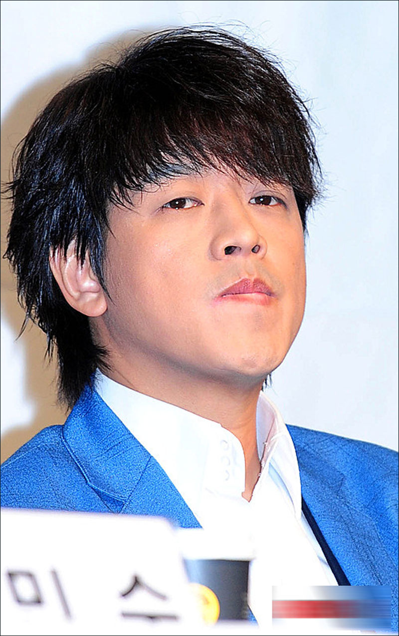 高清:柳时元出席《再见老婆》发布会 被离婚戒指不离手