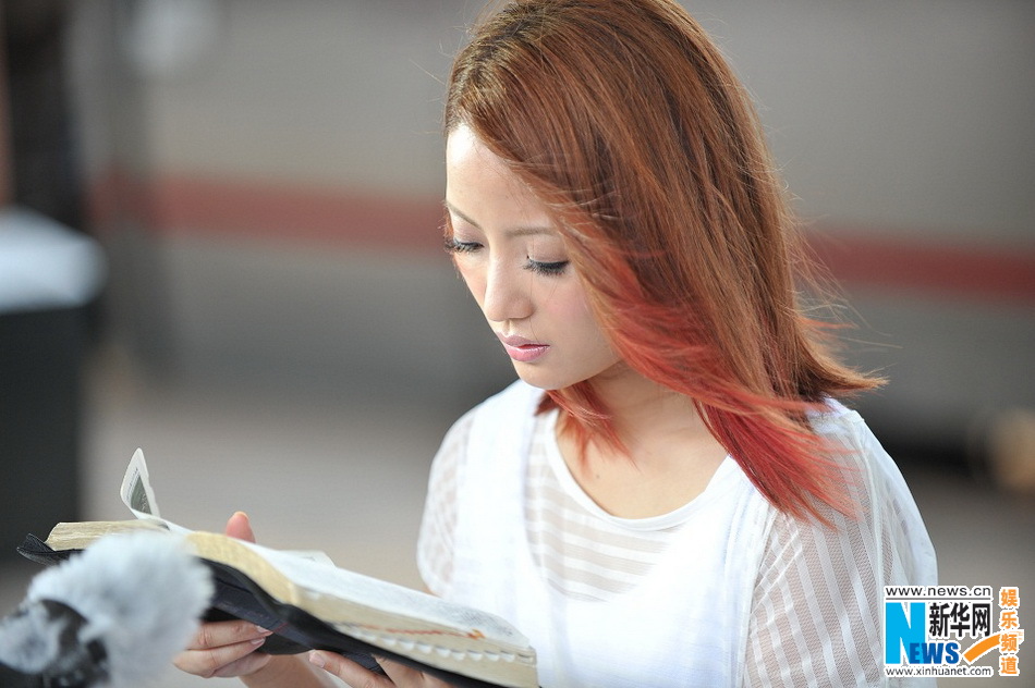 黄美珍拍《只怕想家》mv 着白衬衫牛仔裤几近素颜_音乐频道_凤凰网