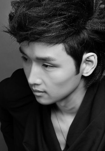 eq唱片歌手宇桐非近日一连推出了两首新单曲《伤心的理由》和《肿么了