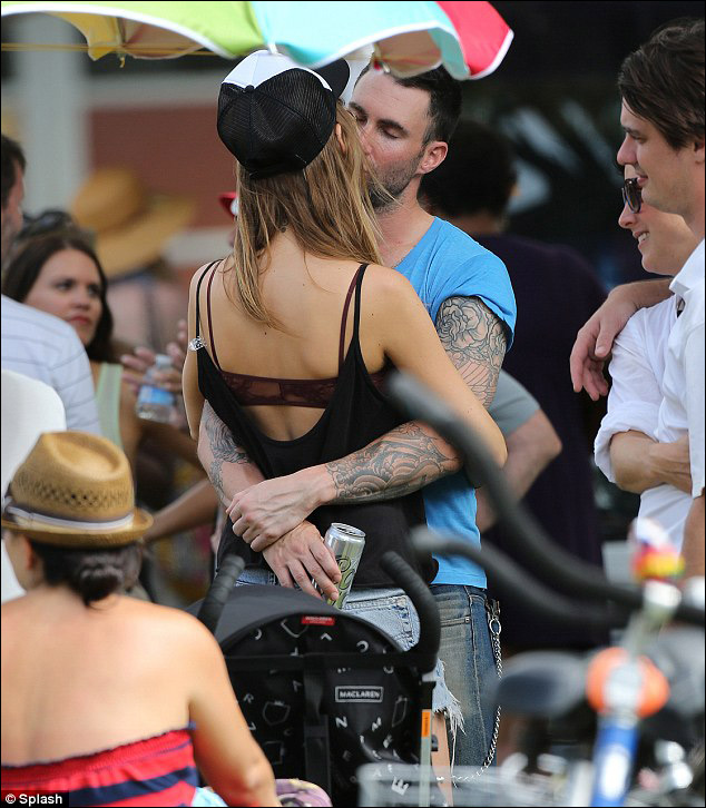 高清maroon5主唱分手后速结新欢与暴露美女当街热吻