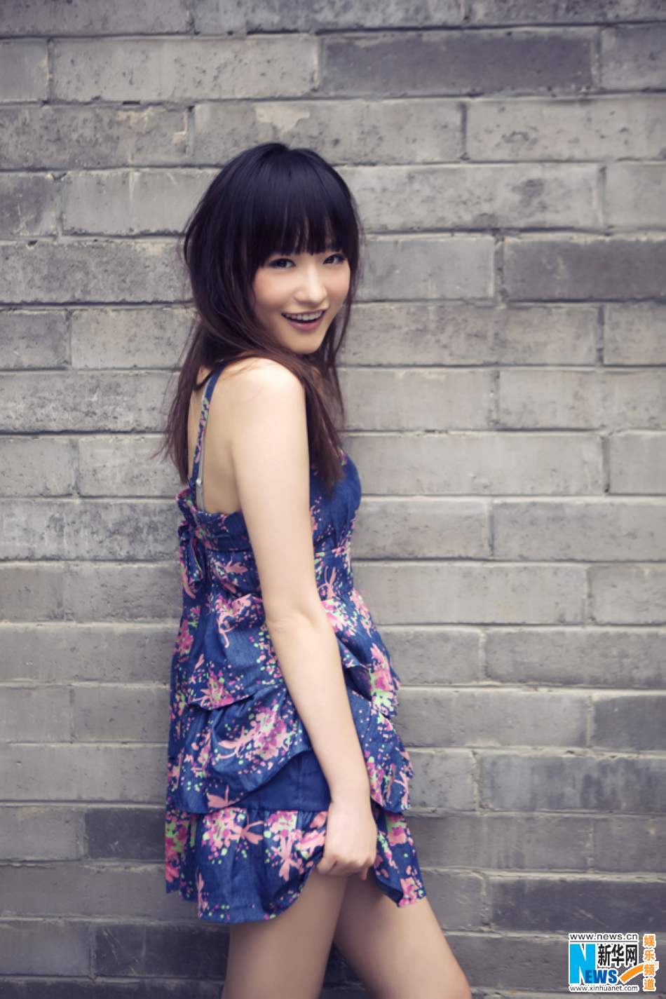 秦子涵夏日清新写真吊带裙性感俏皮秀美腿图