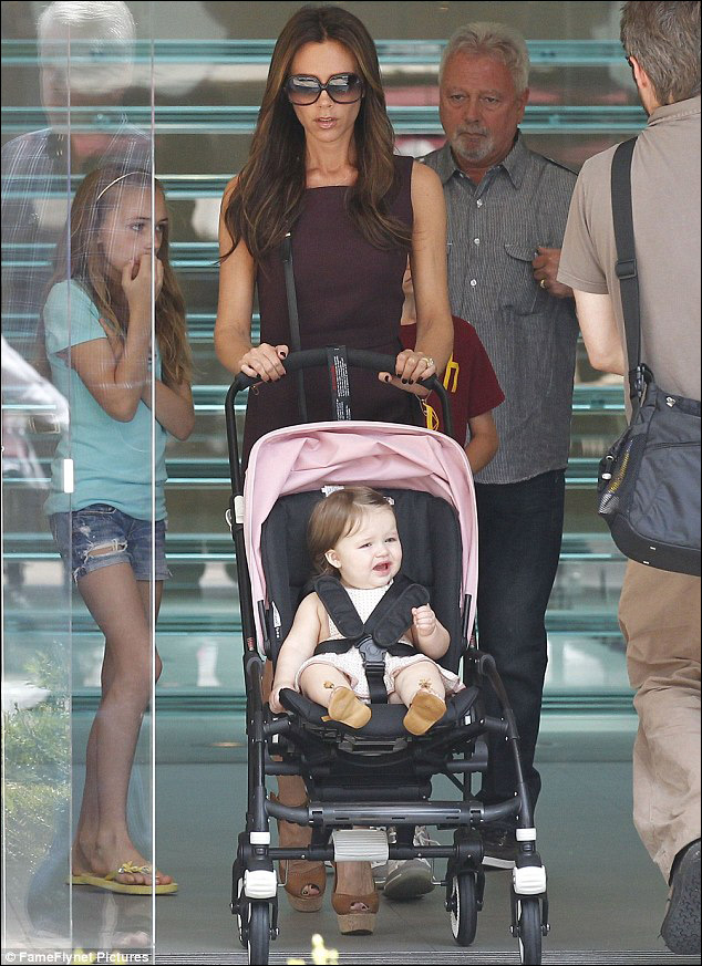 维多利亚抱女儿出街 哈波肥嘟嘟似米其林(高清组图)