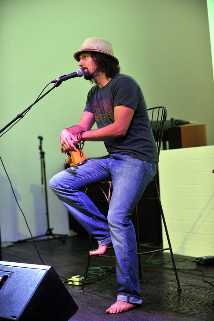 杰森玛耶兹旋风抵韩文艺青年赤脚演唱魅力足高清