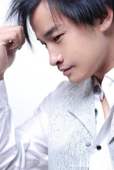 (徐硕)曾以演唱电视剧《水晶之恋》主题曲《曾经最美》而成名的朱铭捷