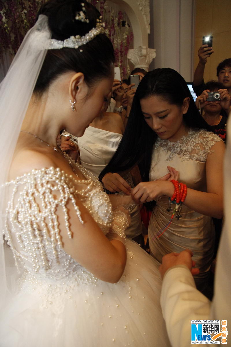 李小璐化身芭比新娘揭秘婚纱万颗珍珠玄机图