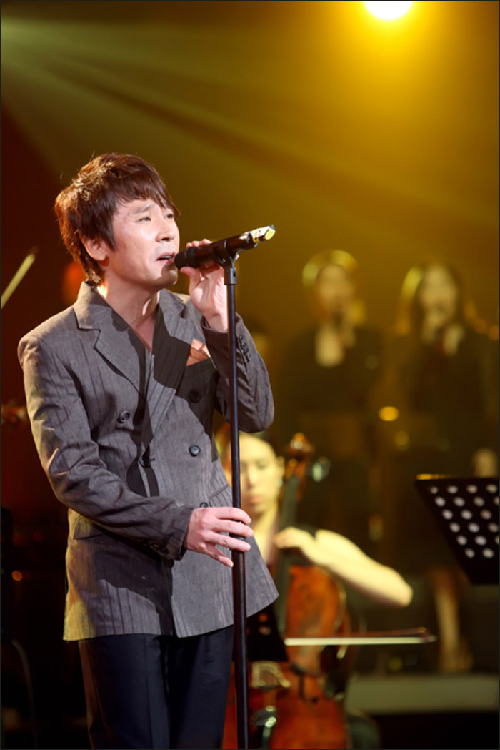 韩国歌手赵冠宇遇袭颈部缝100针 嫌疑人为前经纪人(图)