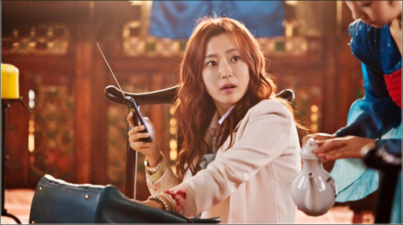 韩剧信义全新剧照金喜善穿越后似爱丽丝梦游仙镜