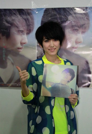 女朋友刘忻广州签售获赠七彩玫瑰惊艳全场