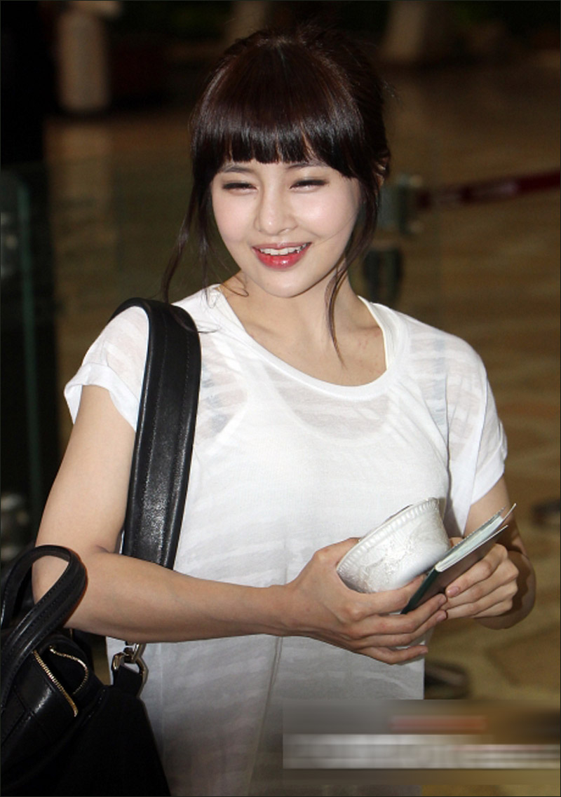 t ara现身机场 花英获两人搀扶似老佛爷(高清组图)