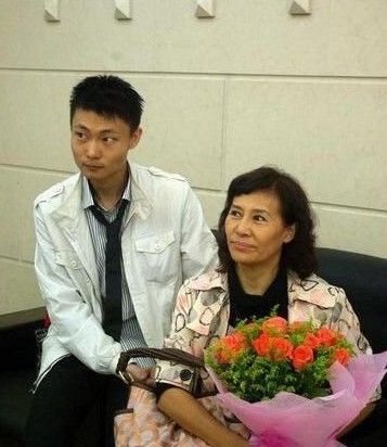 金珠和逐渐长大成人的儿子巩天阔