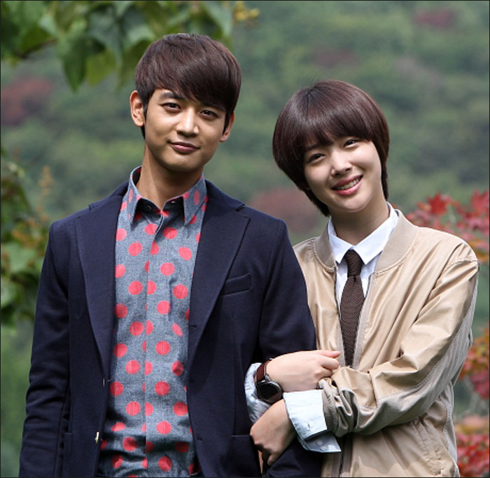 致美丽的你媒体见面会珉豪雪莉轻松嬉闹展默契